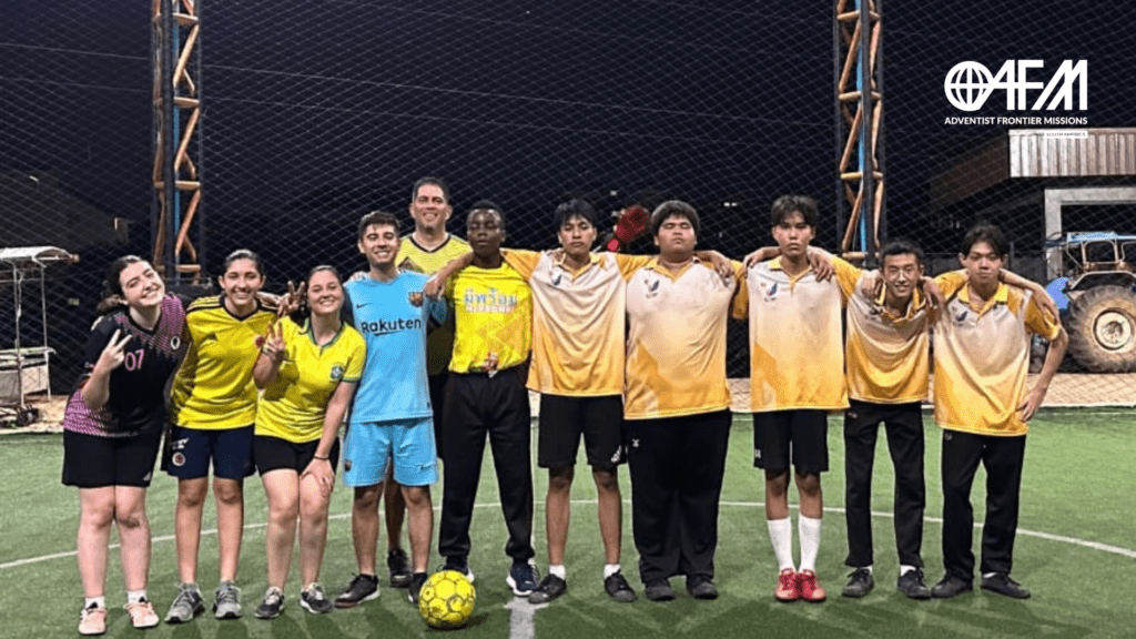 Tailandeses juntos com missionários posando antes de um jogo de futebol como resultado da chama da missão que acendeu no coração de 2 missionários