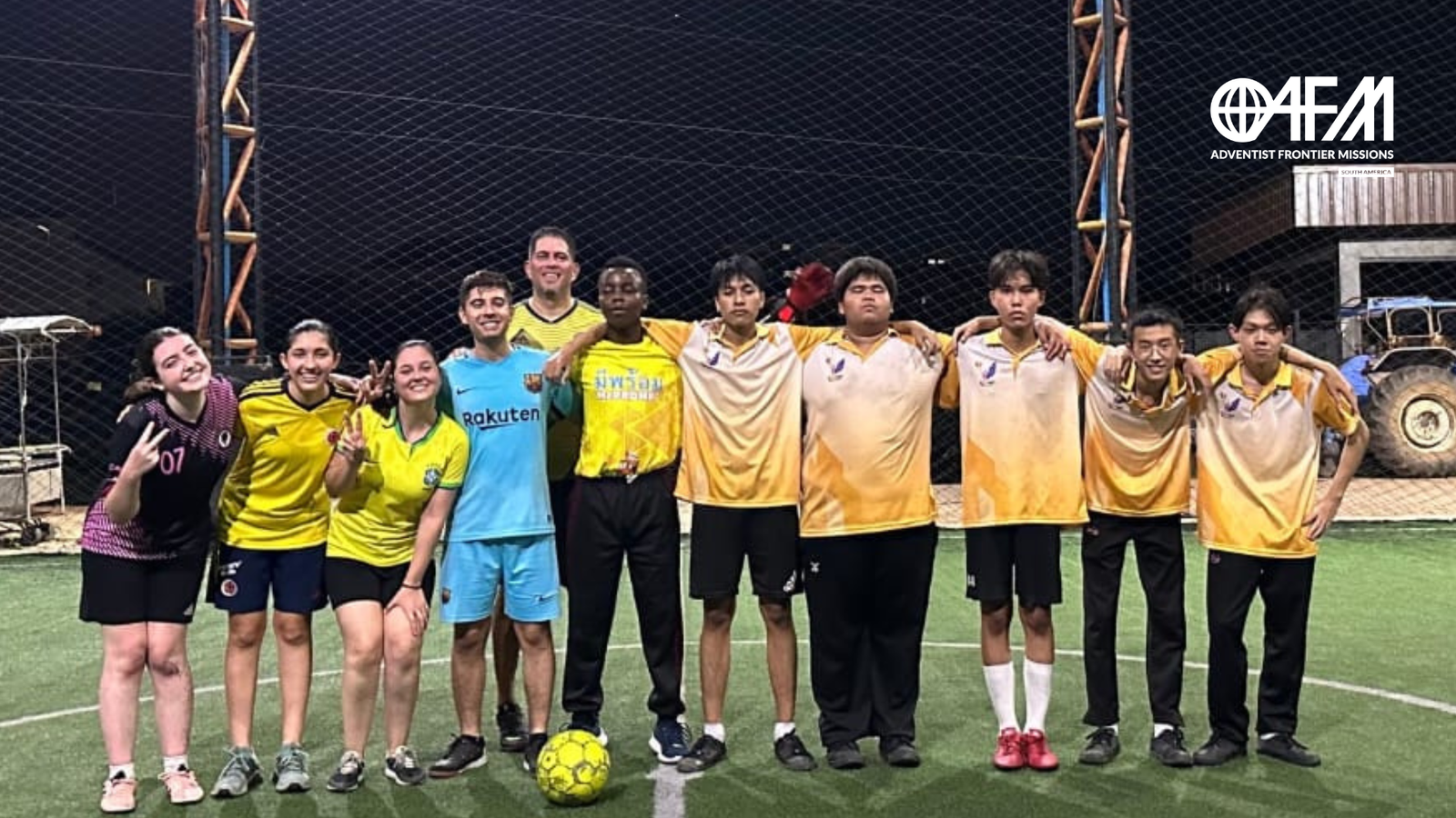 Tailandeses juntos com missionários posando antes de um jogo de futebol como resultado da chama da missão que acendeu no coração de 2 missionários