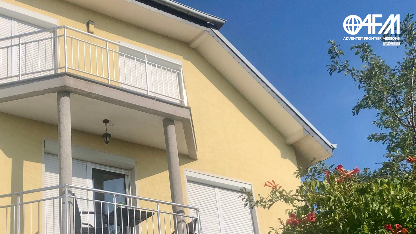 Uma das provas que Deus faz maravilhas. Fachada da casa onde os missionários foram morar.