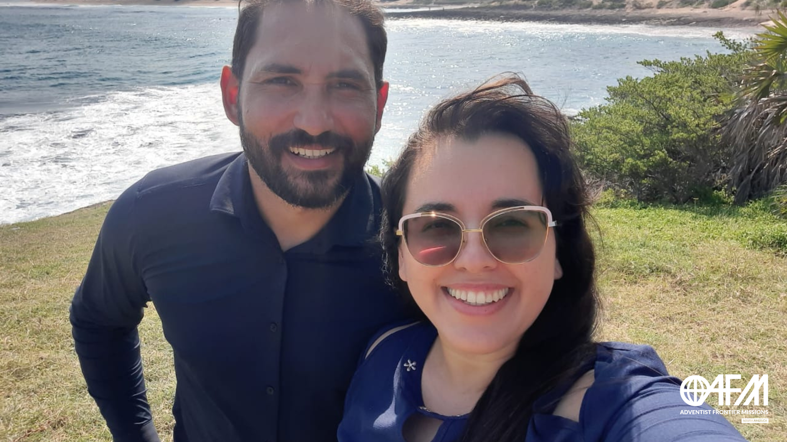 Casal que dedicou uma vida à missão sorrindo em self