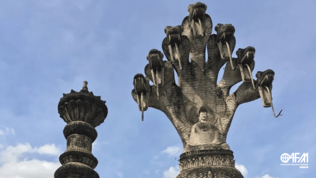 A velha história da serpente - estátua de com sete cabeças de serpente, conhecida por Naga.